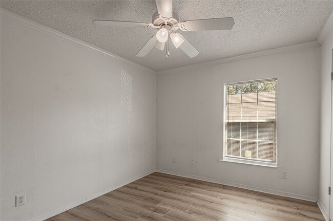 Building Photo - 112 Varsity Dr