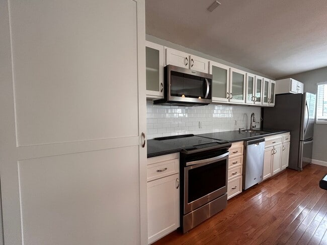 Building Photo - $0 DEPOSIT OPTION! BEAUTIFUL 1 BEDROOM CARRIAGE HOUSE IN THE HEART OF DENVER