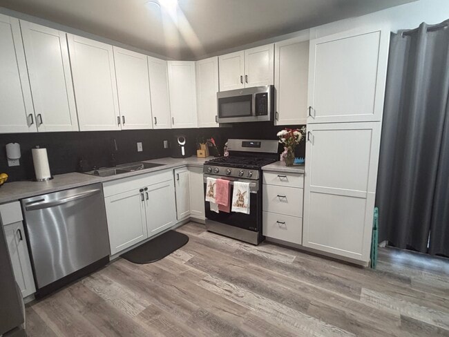 Building Photo - 654 Maple Ln