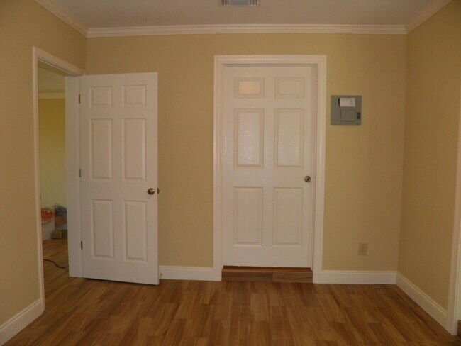 Building Photo - 103 Oregon Dr NE