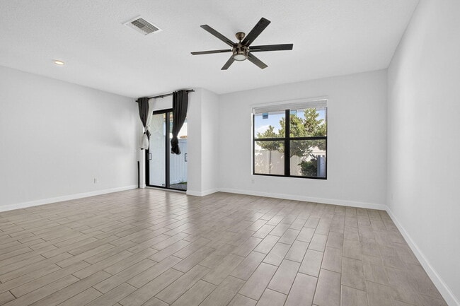 Building Photo - 4408 Hemlock Dr