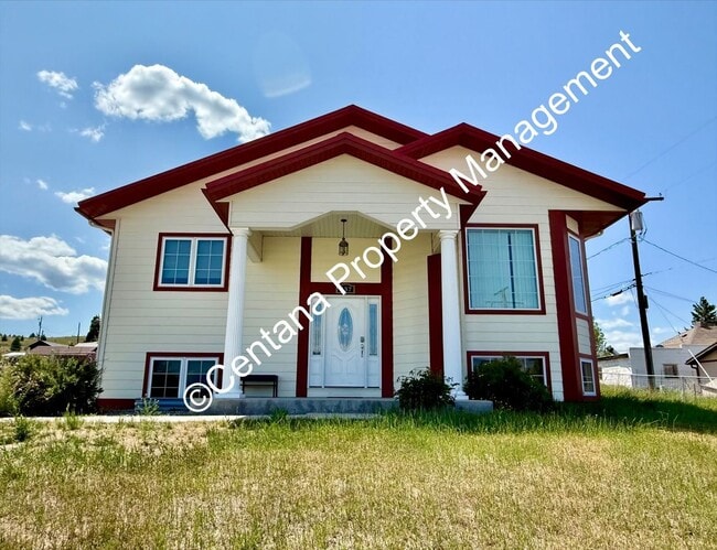 Primary Photo - Beautiful home on the outskirts of town!