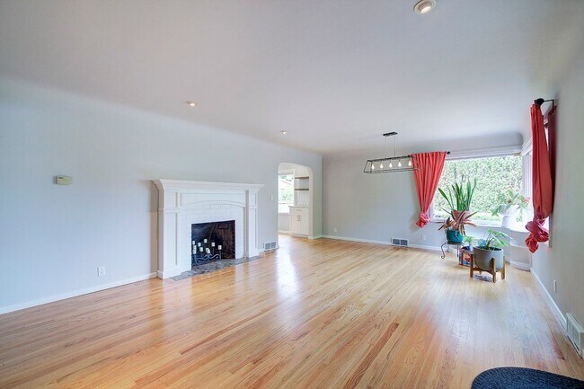 Building Photo - 4Bd/1.75Ba Edmonds House