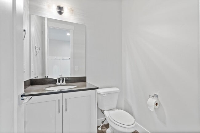 Building Photo - Cozy, Bright, and Spacious Home Nestled in Midway