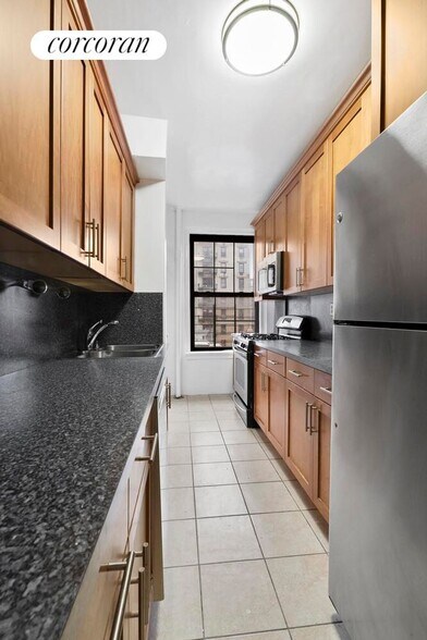 Building Photo - 175 W 76th St