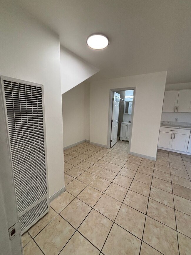 Building Photo - Beautiful Newly Renovated 1 Bedroom in Lon...