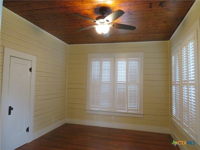 Building Photo - 610 E Krezdorn St