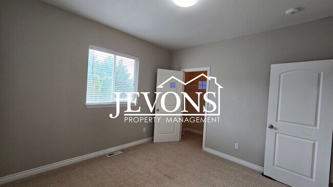 Building Photo - Open House viewings every Tuesday and Friday at 12:00 PM.