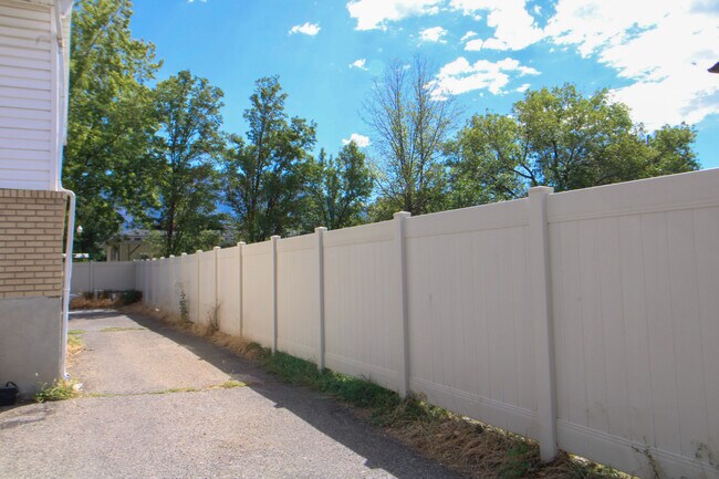 Building Photo - Orem Home
