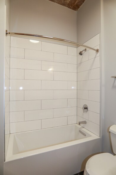 Building Photo - 4046 N Hermitage Ave