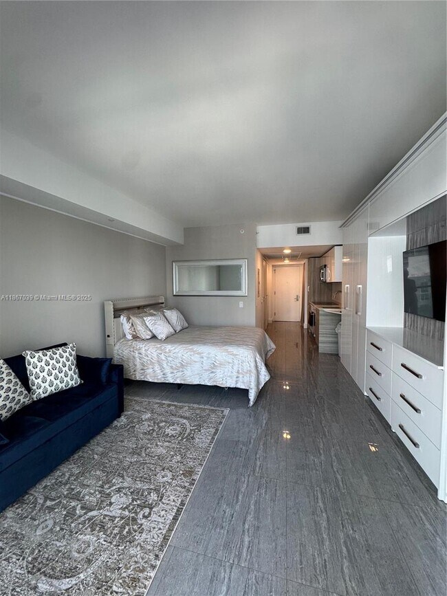 Building Photo - 1300 Brickell Bay Dr