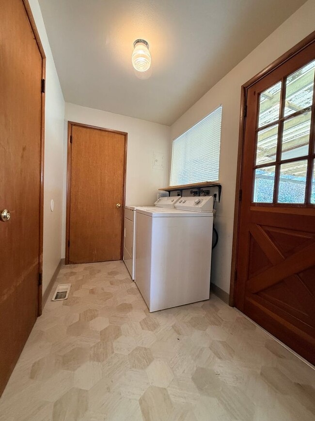 Building Photo - 3 bedroom 1.5 bath In North Tacoma!!!