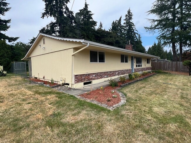 Building Photo - Recently Renovated Spacious Rambler with M...