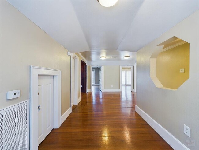 Building Photo - 705 E 32nd St