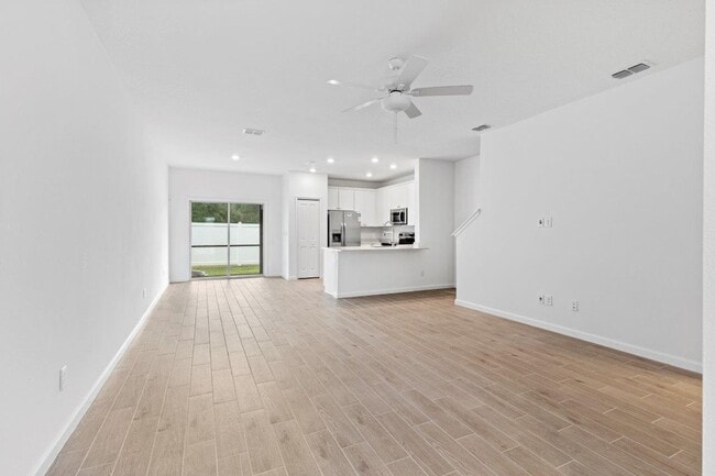 Building Photo - Newer Townhome - Tara West End