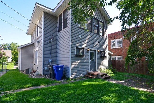 Building Photo - Beautiful 4-Bedroom 2-Bathroom Home in St. Paul!
