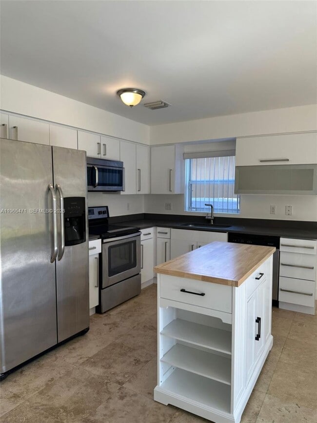 Building Photo - 2772 SW 31st Ct