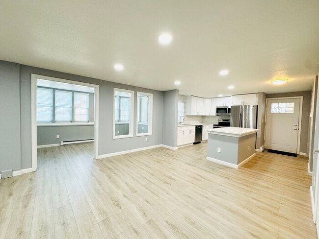 Primary Photo - Gorgeous 2 bed 2 bath Condo with Office in...