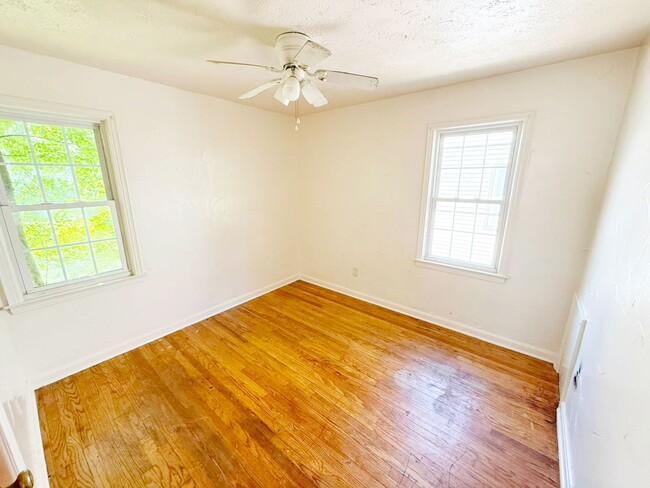 Building Photo - 3 BED 1 BATH BEAUTIFUL SINGLE FAMILY HOME ...