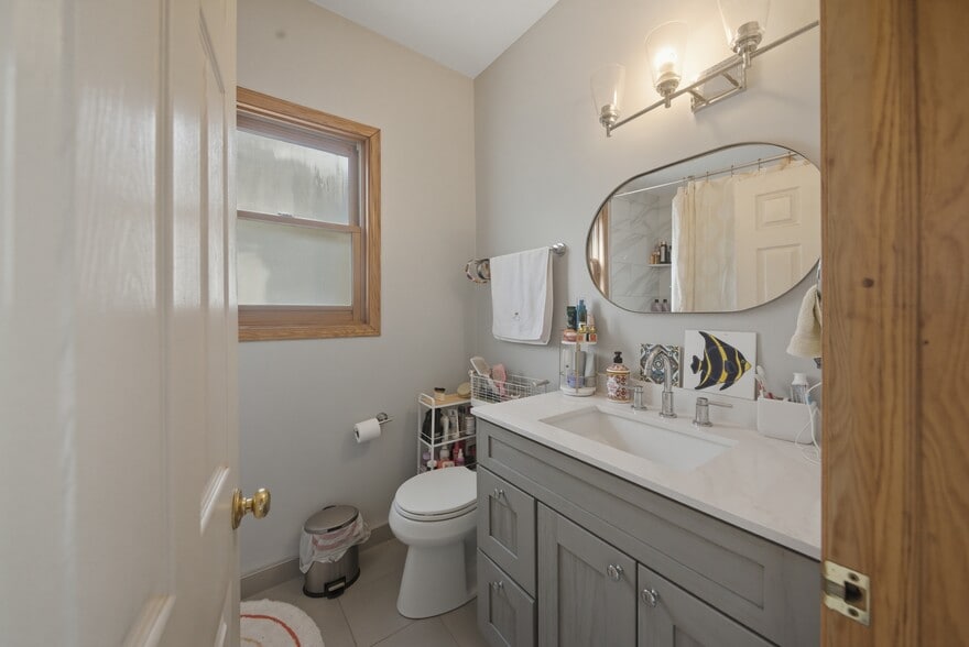 Building Photo - 844 N Wood St