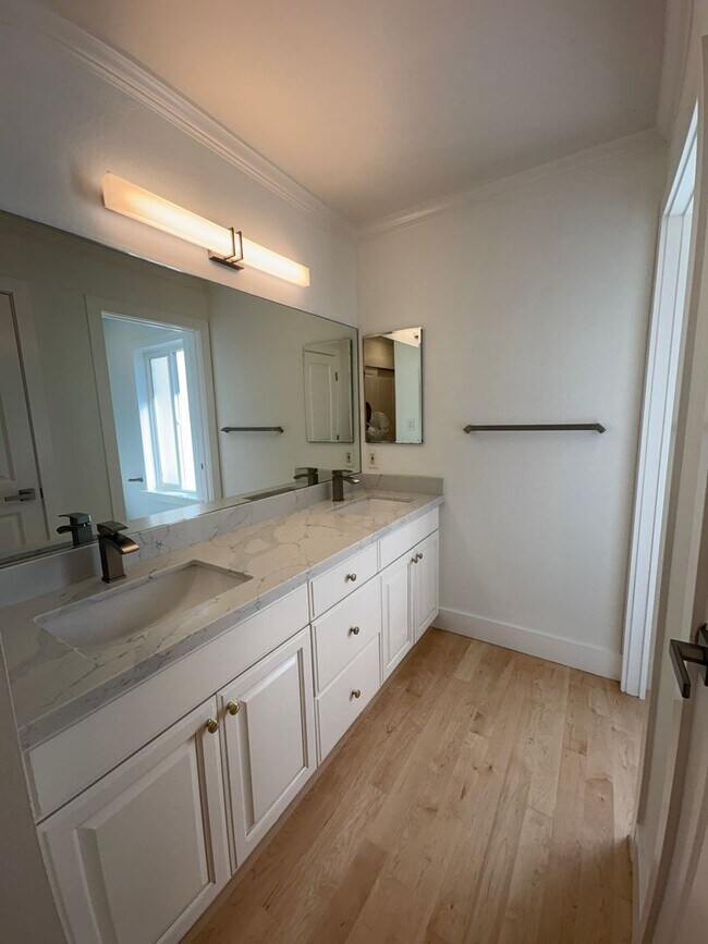 Building Photo - Newly Remodeled Townhouse Available Now!