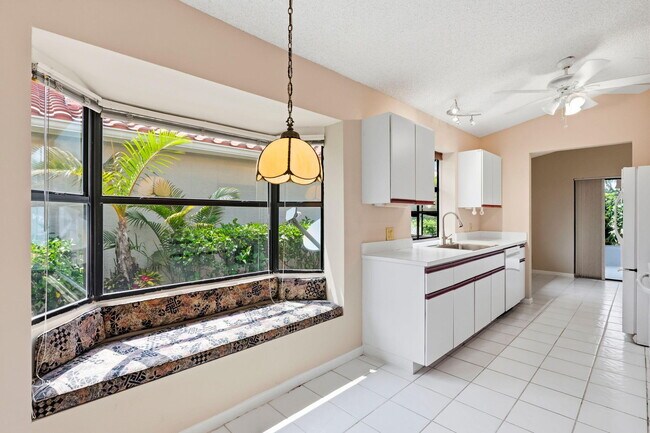 Building Photo - 6170 Bay Isles Dr