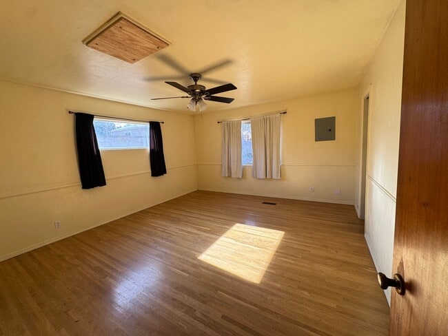 Building Photo - University Home, Great Layout!