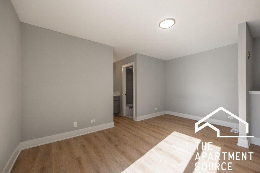 Building Photo - 1220 N La Salle Dr