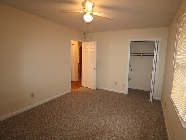 Building Photo - 60 Crowndale Ct