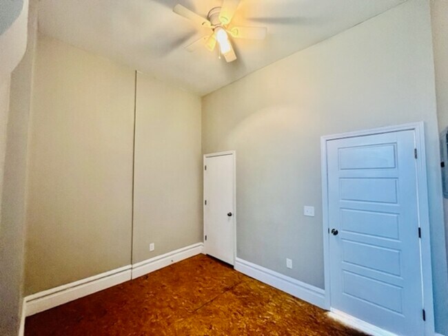 Building Photo - 2807 Miami St