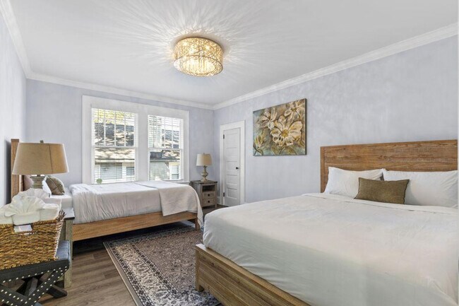 Building Photo - 822 Parkwood Ave