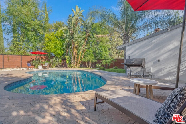 Building Photo - 20412 Oxnard St