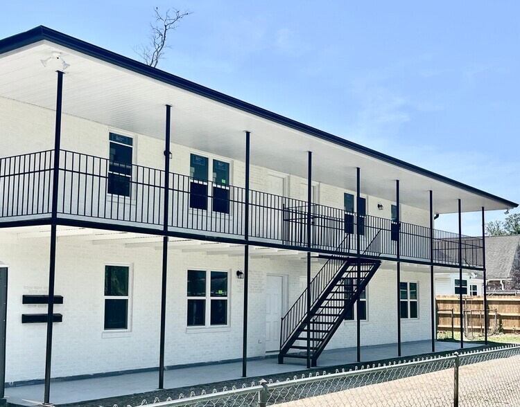 BUILDING FRONT - 704 Orion Ave