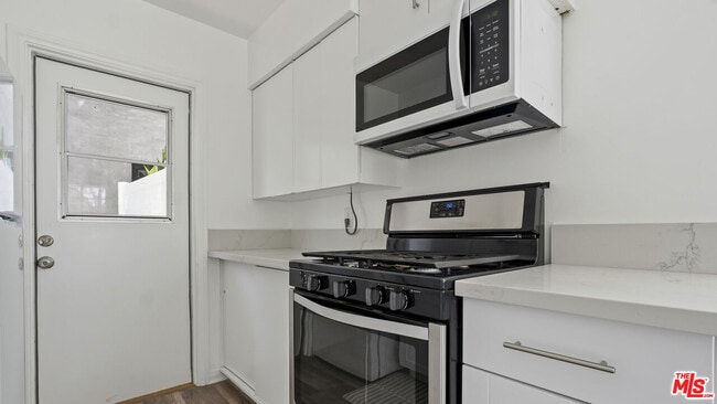 Building Photo - 13842 Hamlin St