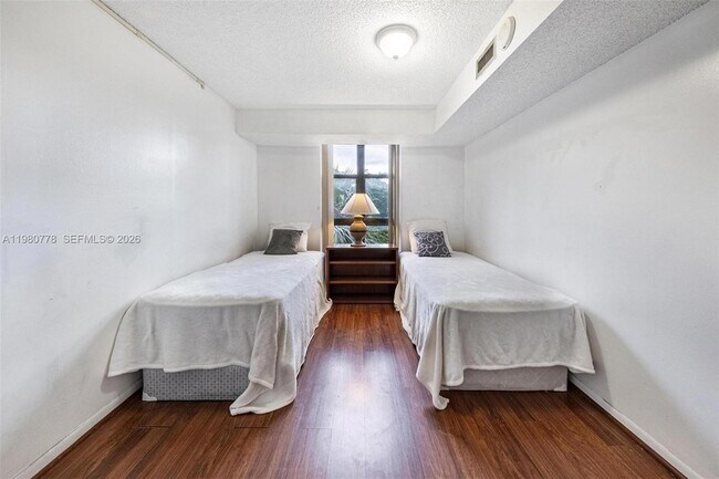 Building Photo - 2000 Towerside Terrace