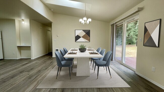 Building Photo - LUXURY DUPLEX RENTAL WITH SPACIOUS BACKYARD