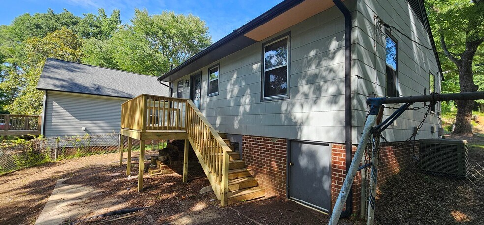 Building Photo - 609 N Rhyne St