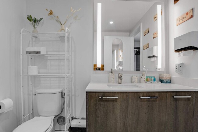 Building Photo - 404 NE 2nd Ave