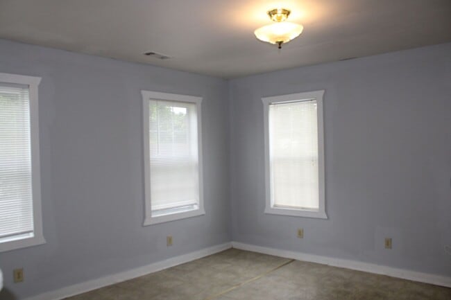 Building Photo - 537 Watkins St