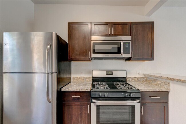 Building Photo - Golden Hill 2 Bed / 1 Bath/ 2 Parking Spac...