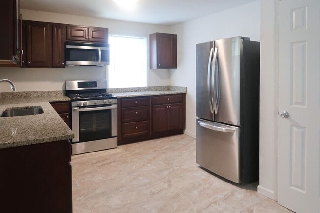 Building Photo - Modern Two Bedroom + Den Condo! Minutes to Congress Heights Metro!