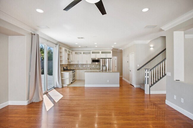 Building Photo - Southwest Pool Home With First Floor Bed And Bath