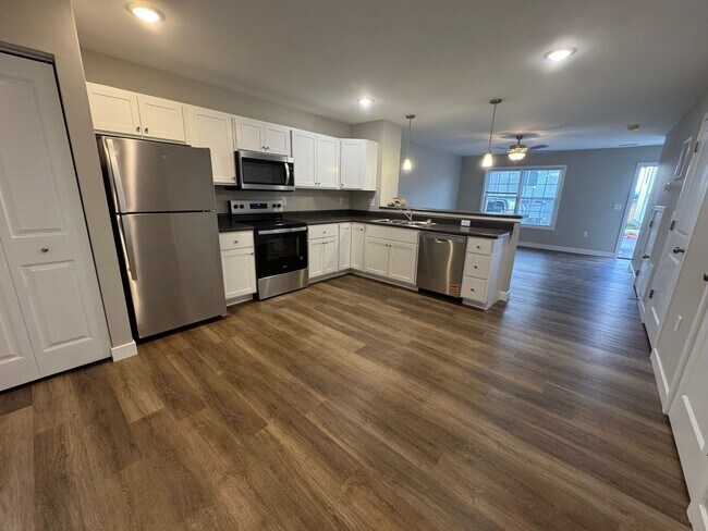 Building Photo - 1605 Woodrow Cir