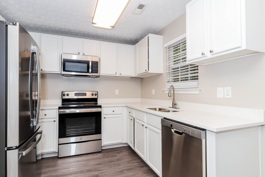 Building Photo - 5201 Summer Brooke Ct