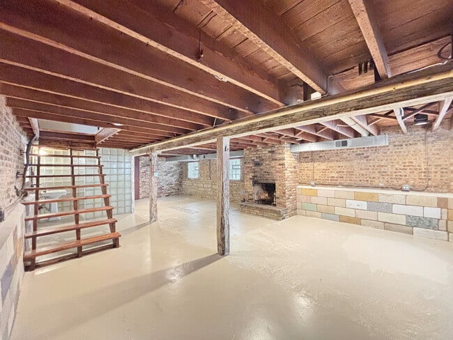 Building Photo - 2501 N Artesian Ave