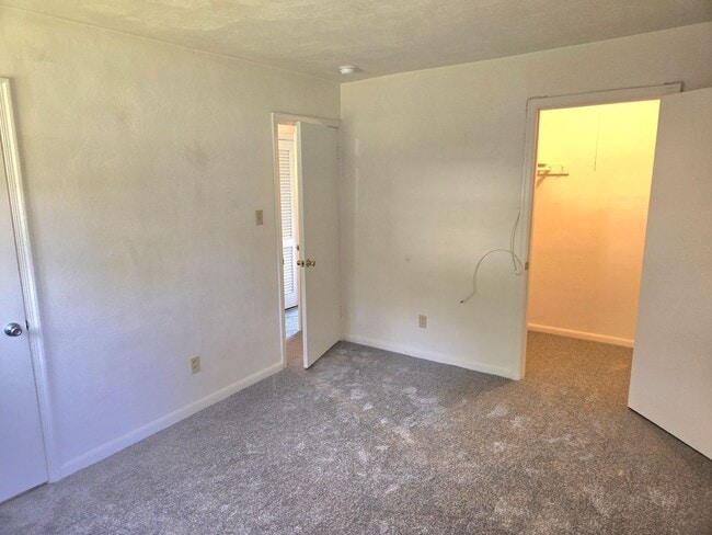 Building Photo - Move In Ready!
