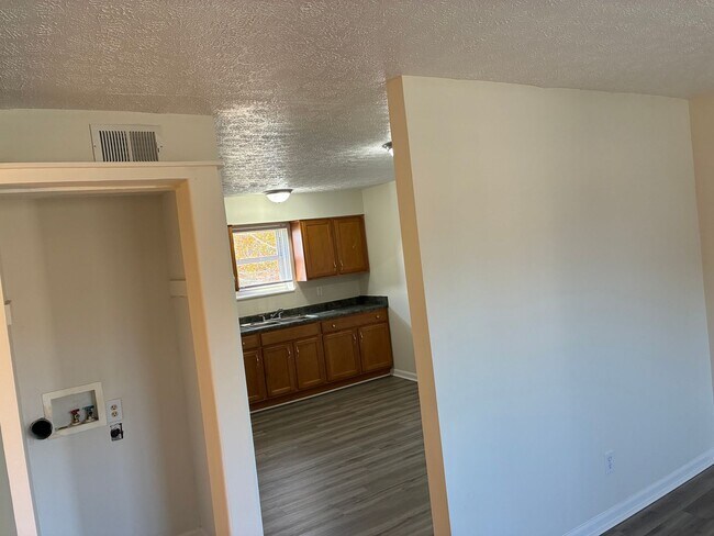 Building Photo - Elmwood Apartments- 1 and 2 Bedrooms w/ WD Hook Ups!