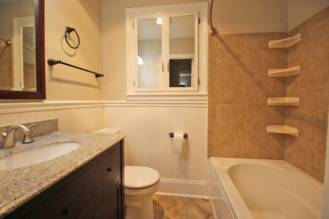 Building Photo - 2807 Holt Dr