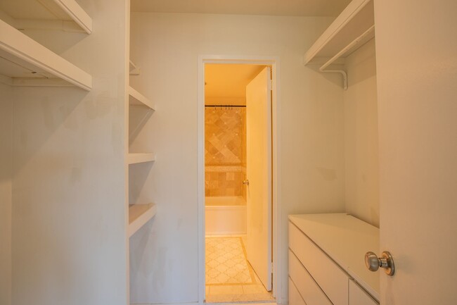 Building Photo - Lovely Studio Condo Unit in Dupont Circle!