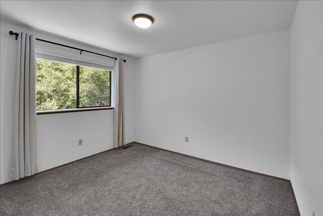 Building Photo - 5Bd/2.5Ba Everett Home